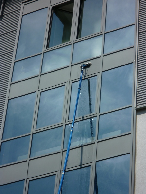 Glasreinigung und Fassadenreinigung bis 20 Meter
